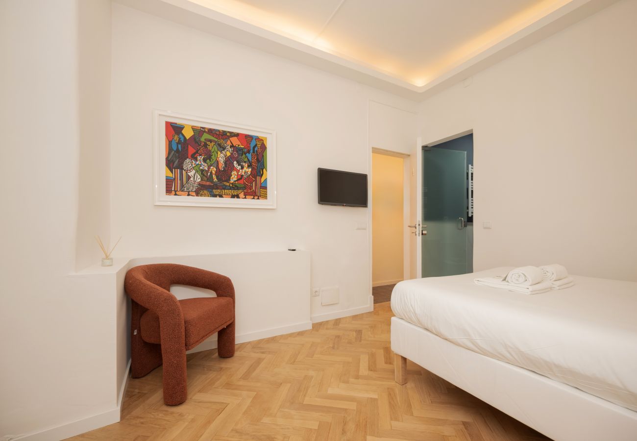 Quarto em Lisboa - Four Horizons IV Kinshasa by Hosty