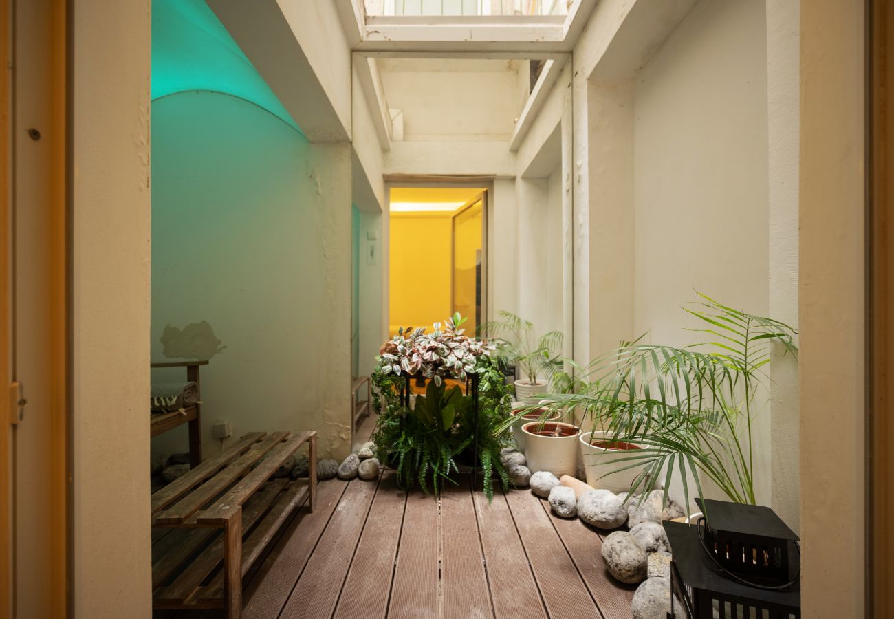 Quarto em Lisboa - Four Horizons IV Kinshasa by Hosty