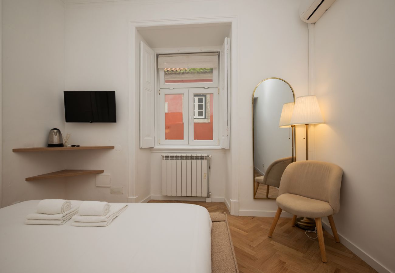 Quarto em Lisboa - Four Horizons I Atitlán by Hosty