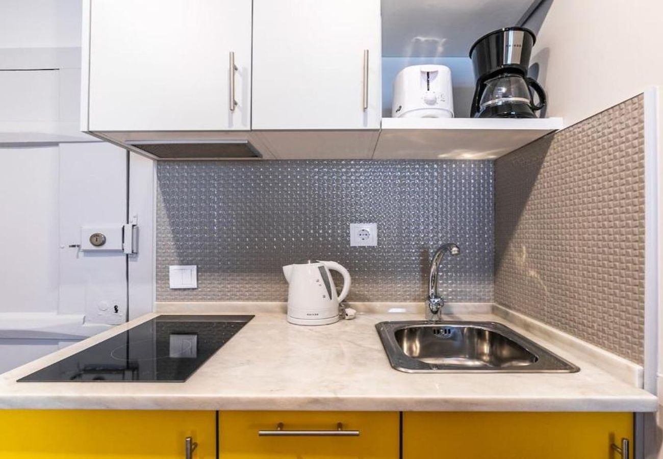 Studio in Lisbon - Bairro Alto Stylsih I by Hosty