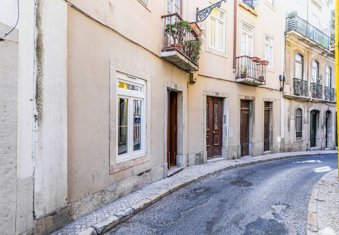 Studio in Lisbon - Typical Mouraria I by Hosty