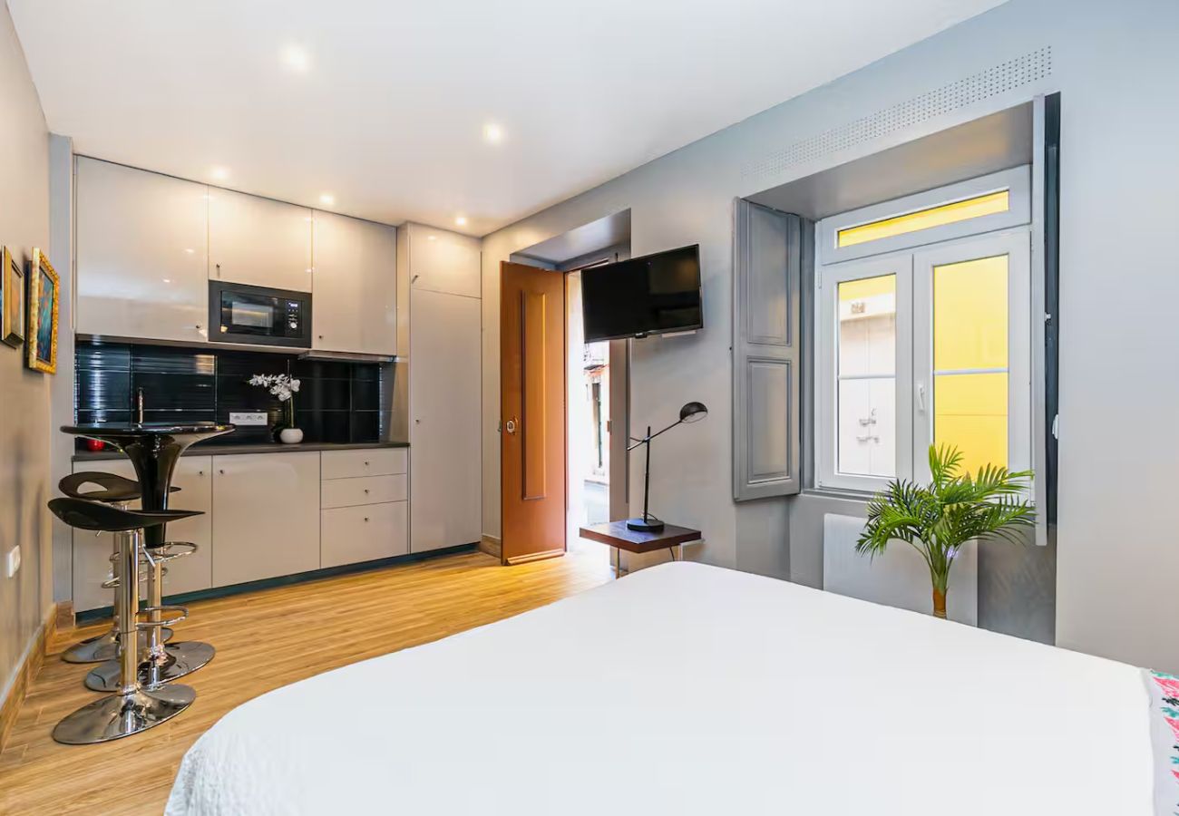Studio in Lisbon - Typical Mouraria I by Hosty
