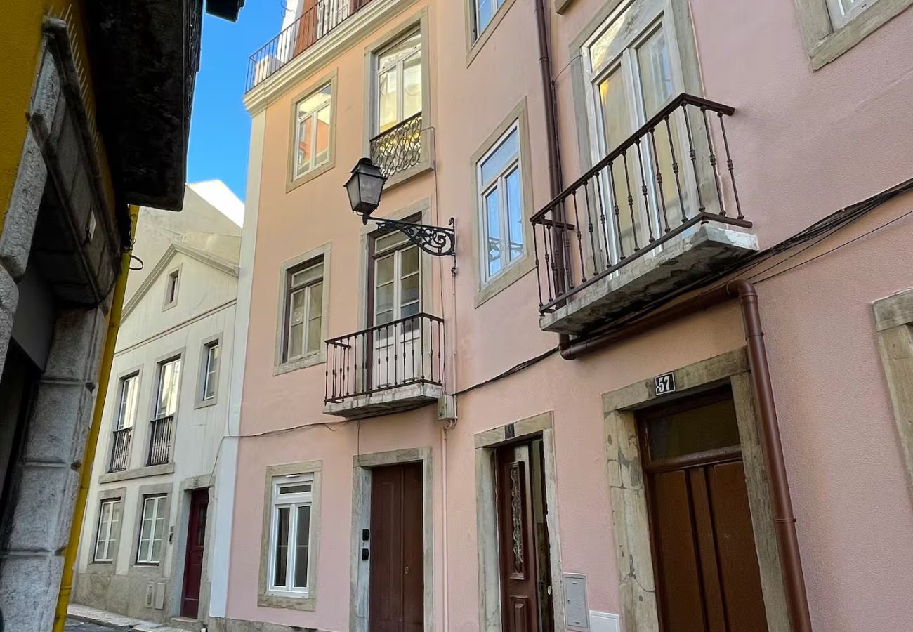 Studio in Lisbon - Typical Mouraria I by Hosty