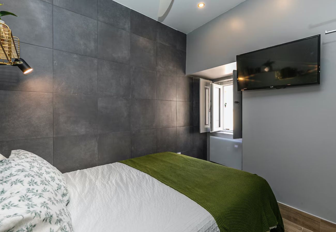 Studio in Lisbon - Typical Mouraria II by Hosty