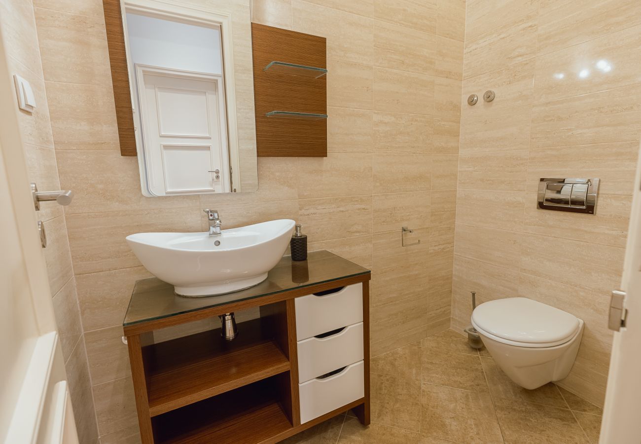 Rent by room in Lisbon - Gaspar House in Areeiro Room III by Hosty