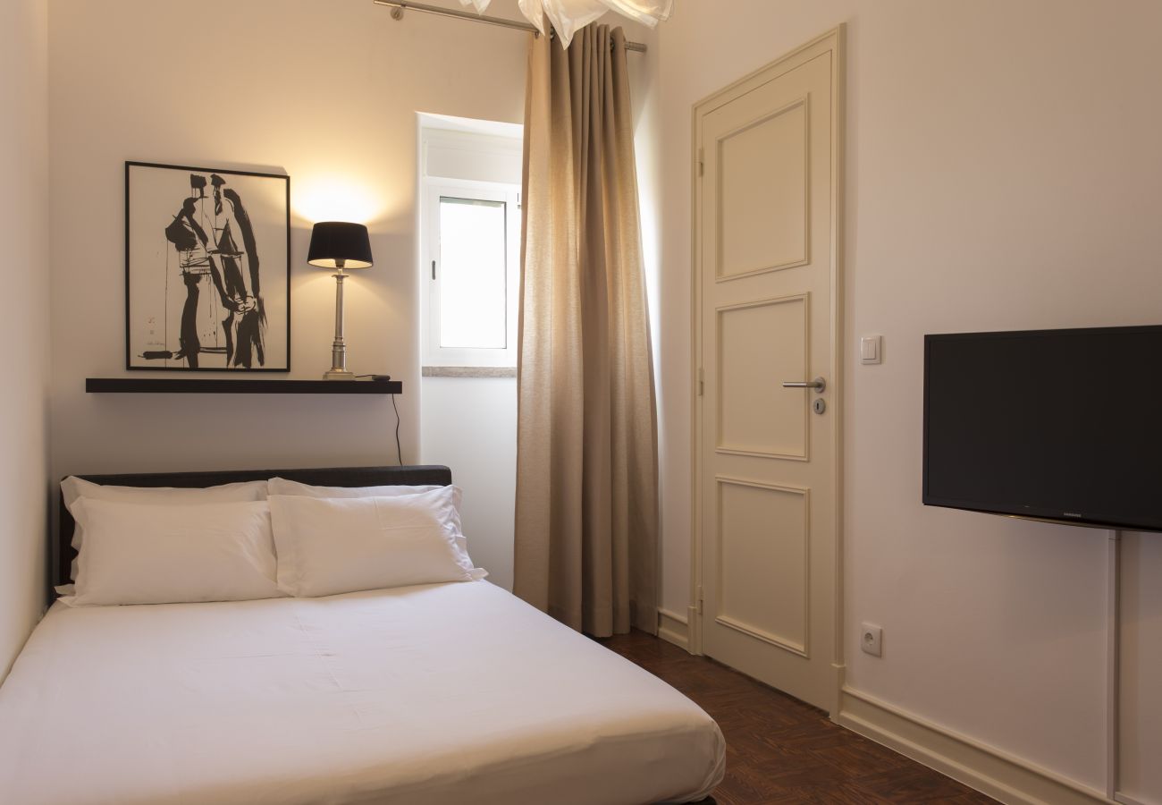 Rent by room in Lisbon - Gaspar House in Areeiro Room V by Hosty