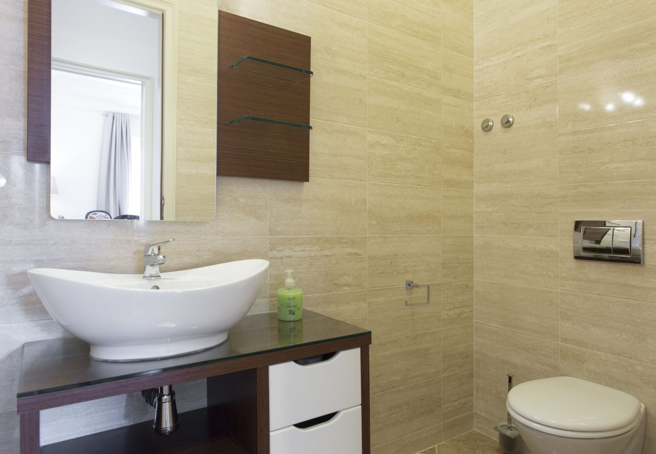 Rent by room in Lisbon - Gaspar House in Areeiro Room V by Hosty