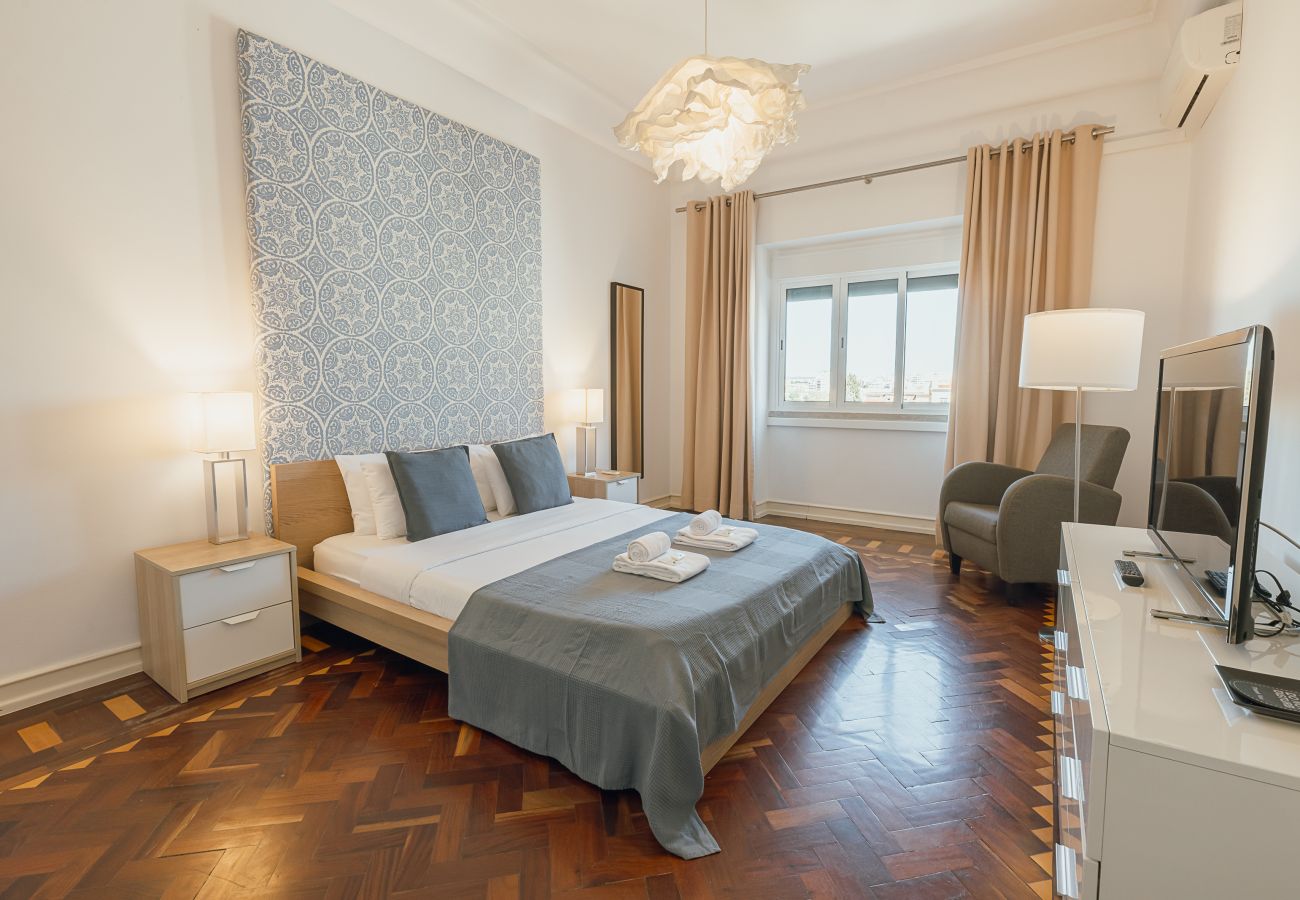 Rent by room in Lisbon - Gaspar House in Areeiro Room V by Hosty
