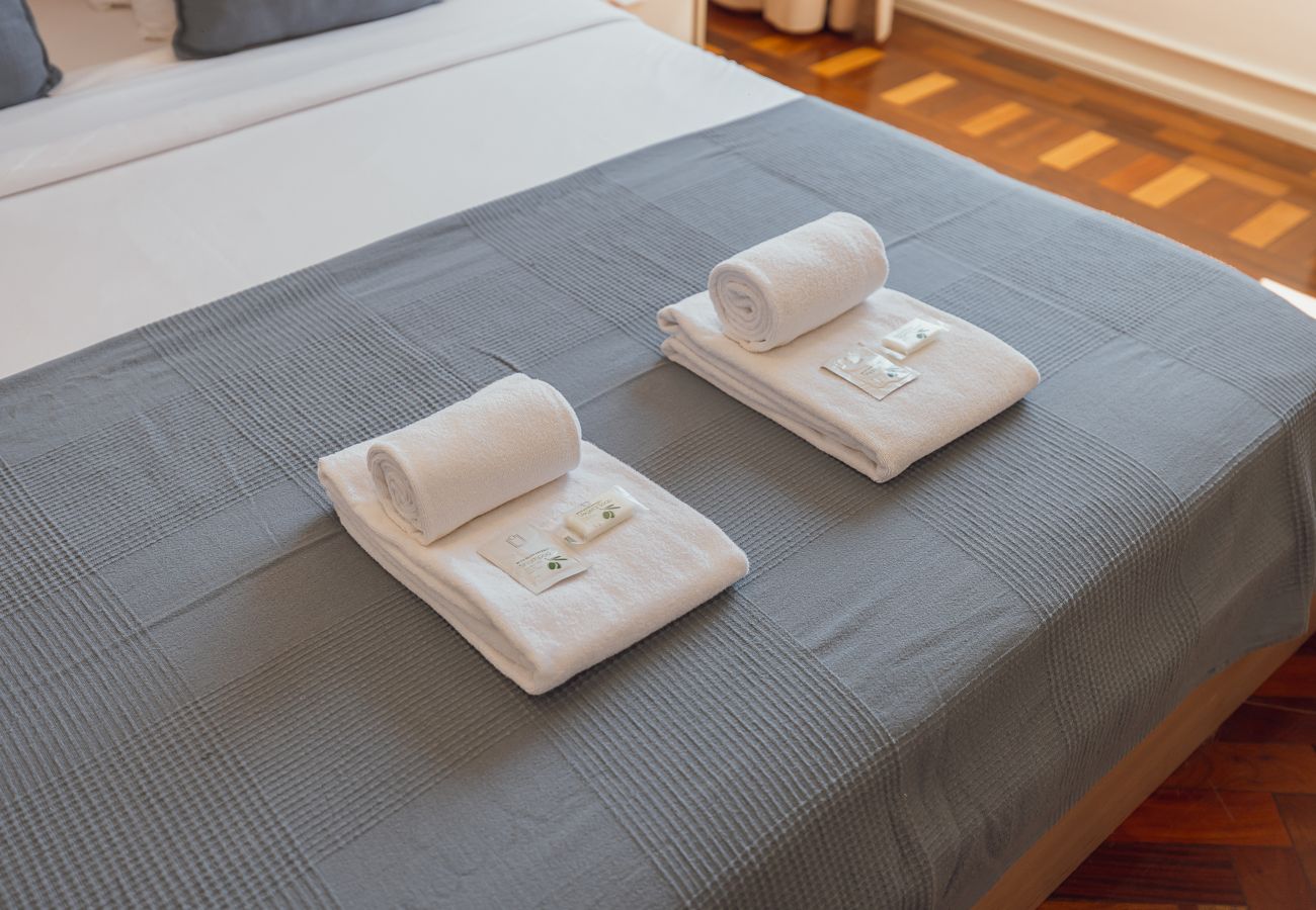 Rent by room in Lisbon - Gaspar House in Areeiro Room II by Hosty